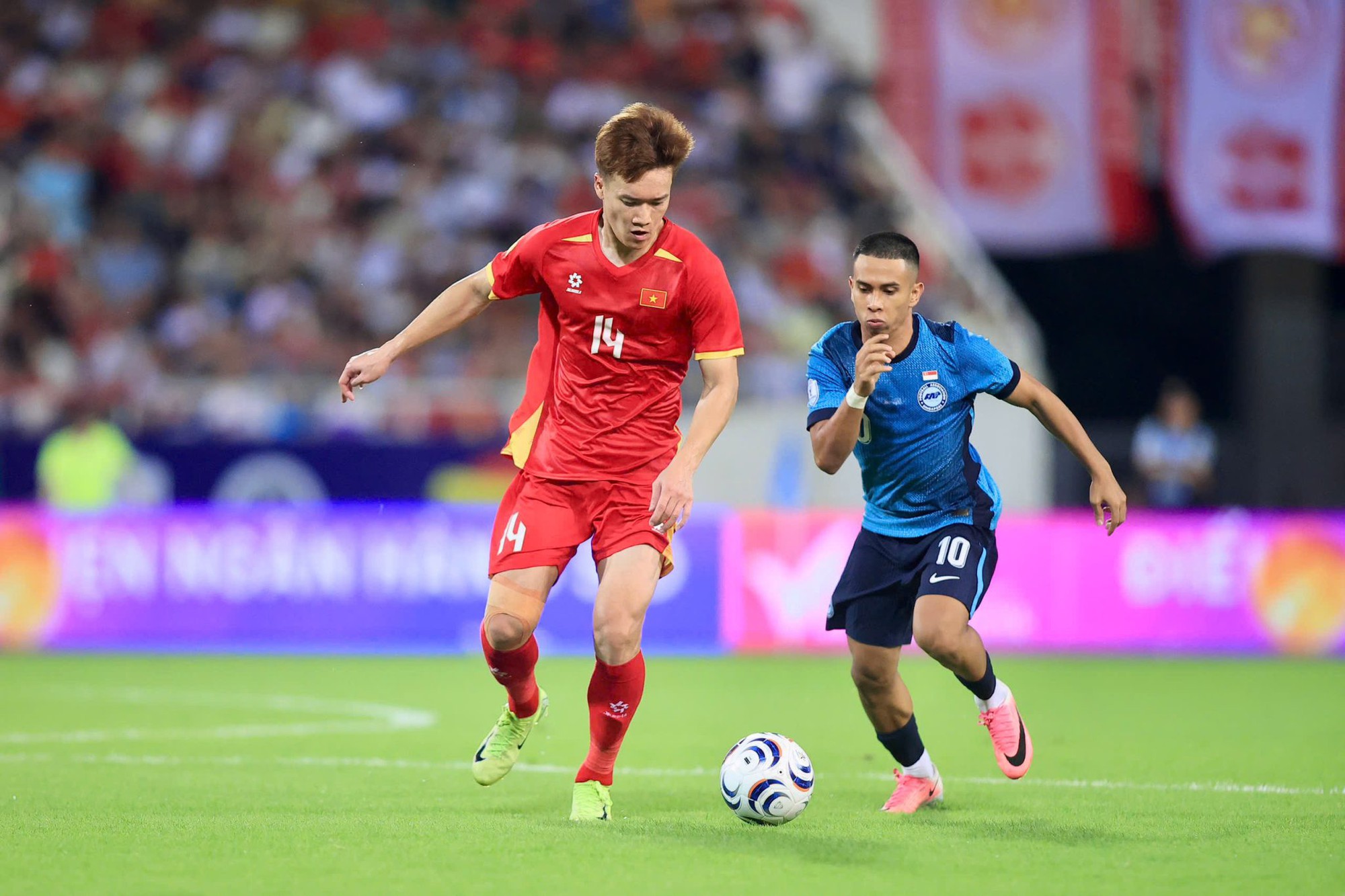 Đội hình Việt Nam vs Indonesia: HLV Kim Sang-sik xếp Đình Bắc dự bị, học thầy Park để hóa giải Indonesia? - Ảnh 1. Đội hình Việt Nam vs Indonesia: HLV Kim Sang-sik xếp Đình Bắc dự bị, học thầy Park để hóa giải Indonesia? - Ảnh 1.
