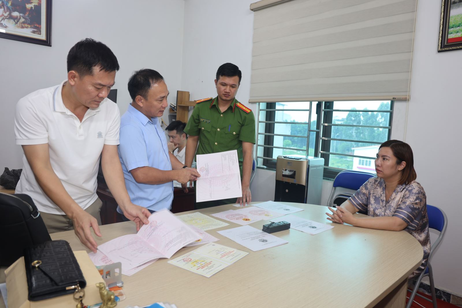 Người từng thực hiện c&aacute;c giao dịch chuyển tiền hoặc nộp tiền mặt sau đ&acirc;y, khẩn trương tới c&ocirc;ng an tr&igrave;nh b&aacute;o - Ảnh 3.