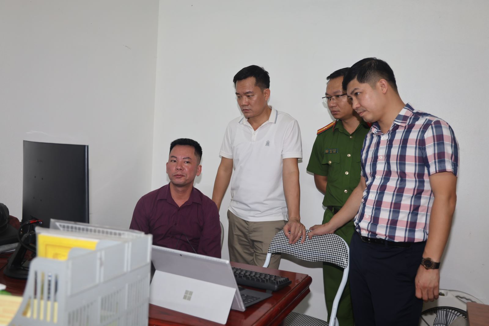 Người từng thực hiện c&aacute;c giao dịch chuyển tiền hoặc nộp tiền mặt sau đ&acirc;y, khẩn trương tới c&ocirc;ng an tr&igrave;nh b&aacute;o - Ảnh 4.