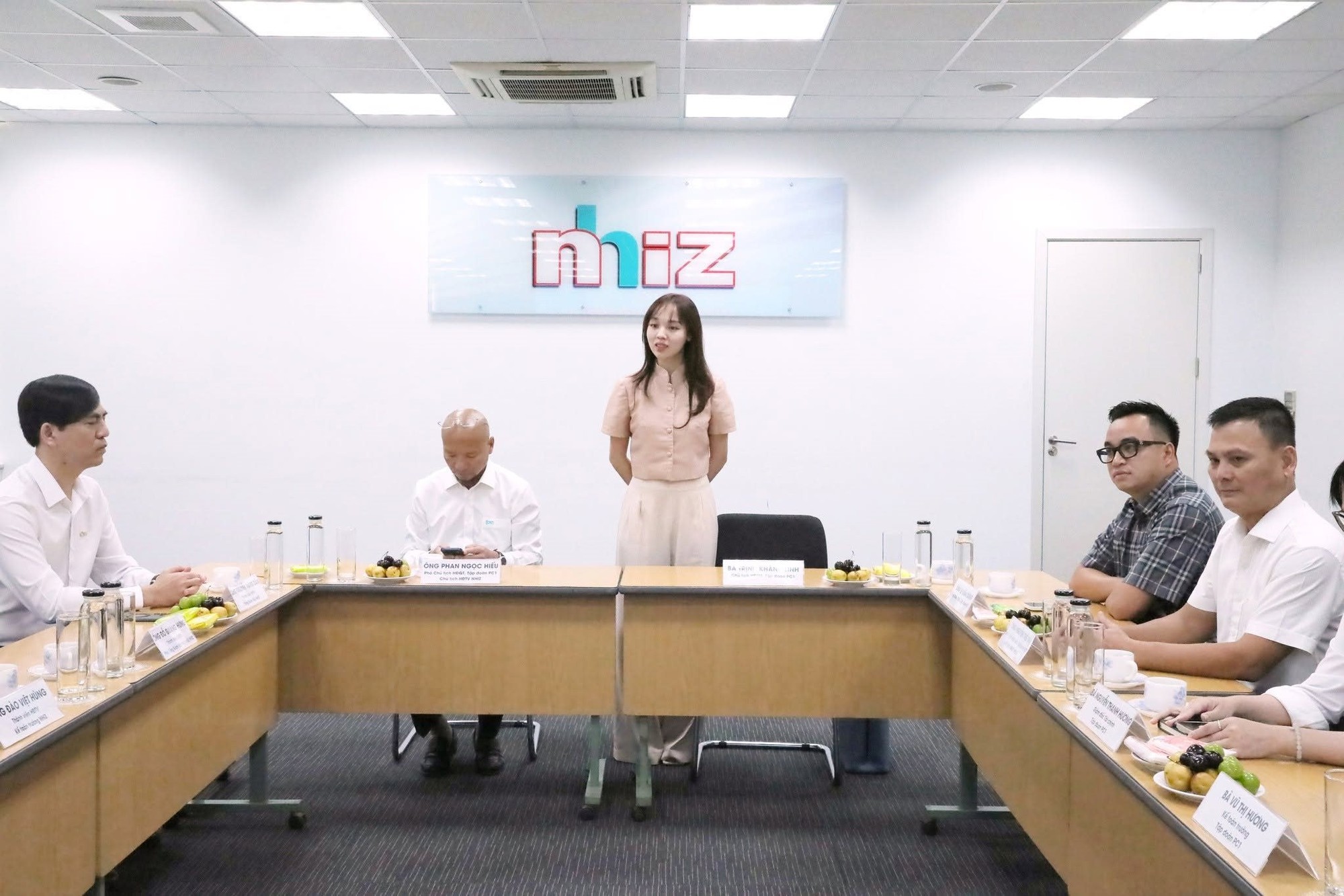 Cận cảnh nhan sắc &ldquo;vạn người m&ecirc;&rdquo; của nữ chủ tịch Trịnh Kh&aacute;nh Linh khi đi thị s&aacute;t dự &aacute;n ngh&igrave;n tỷ - Ảnh 2.