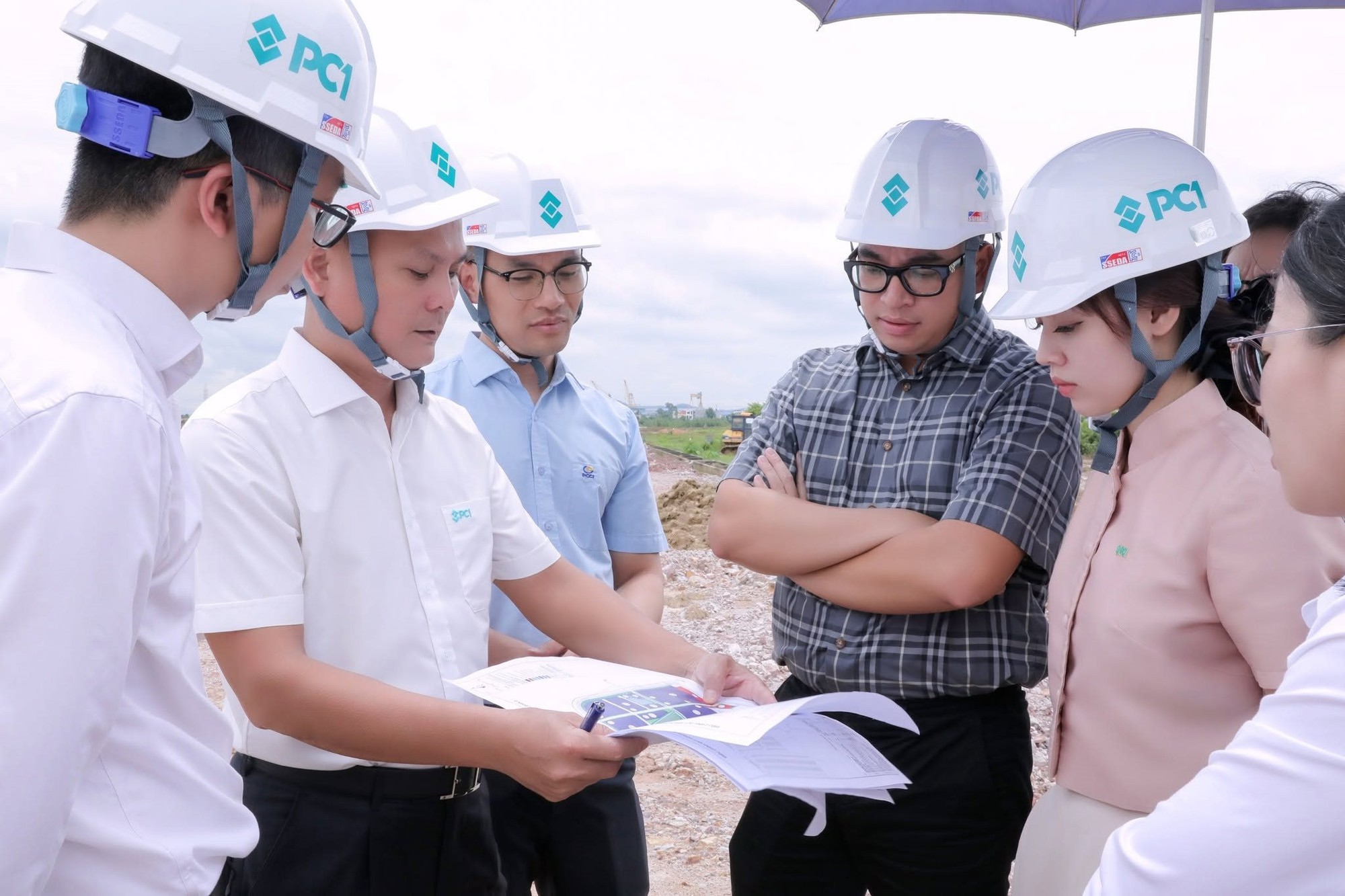 Cận cảnh nhan sắc &ldquo;vạn người m&ecirc;&rdquo; của nữ chủ tịch Trịnh Kh&aacute;nh Linh khi đi thị s&aacute;t dự &aacute;n ngh&igrave;n tỷ - Ảnh 1.