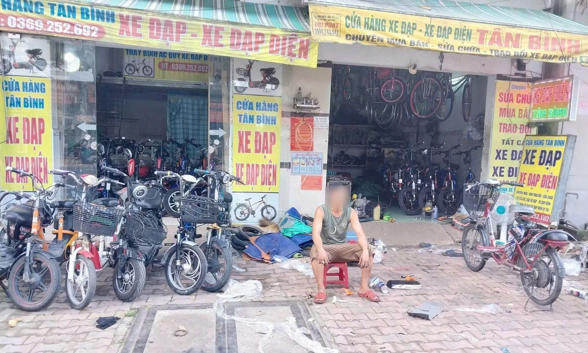 Vụ người đàn ông nghi tự tử do mua đất lệch ranh: Gia đình nói về việc được nhà hảo tâm tặng sổ đỏ - Ảnh 1.