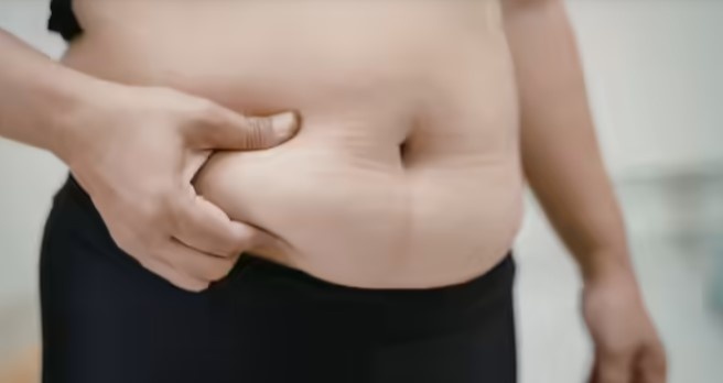 Kh&ocirc;ng ăn nhiều m&agrave; bụng vẫn ng&agrave;y c&agrave;ng to? Chuy&ecirc;n gia nội tiết cảnh b&aacute;o: Thủ phạm c&oacute; thể l&agrave; th&oacute;i quen h&agrave;ng triệu người mắc mỗi đ&ecirc;m- Ảnh 1.