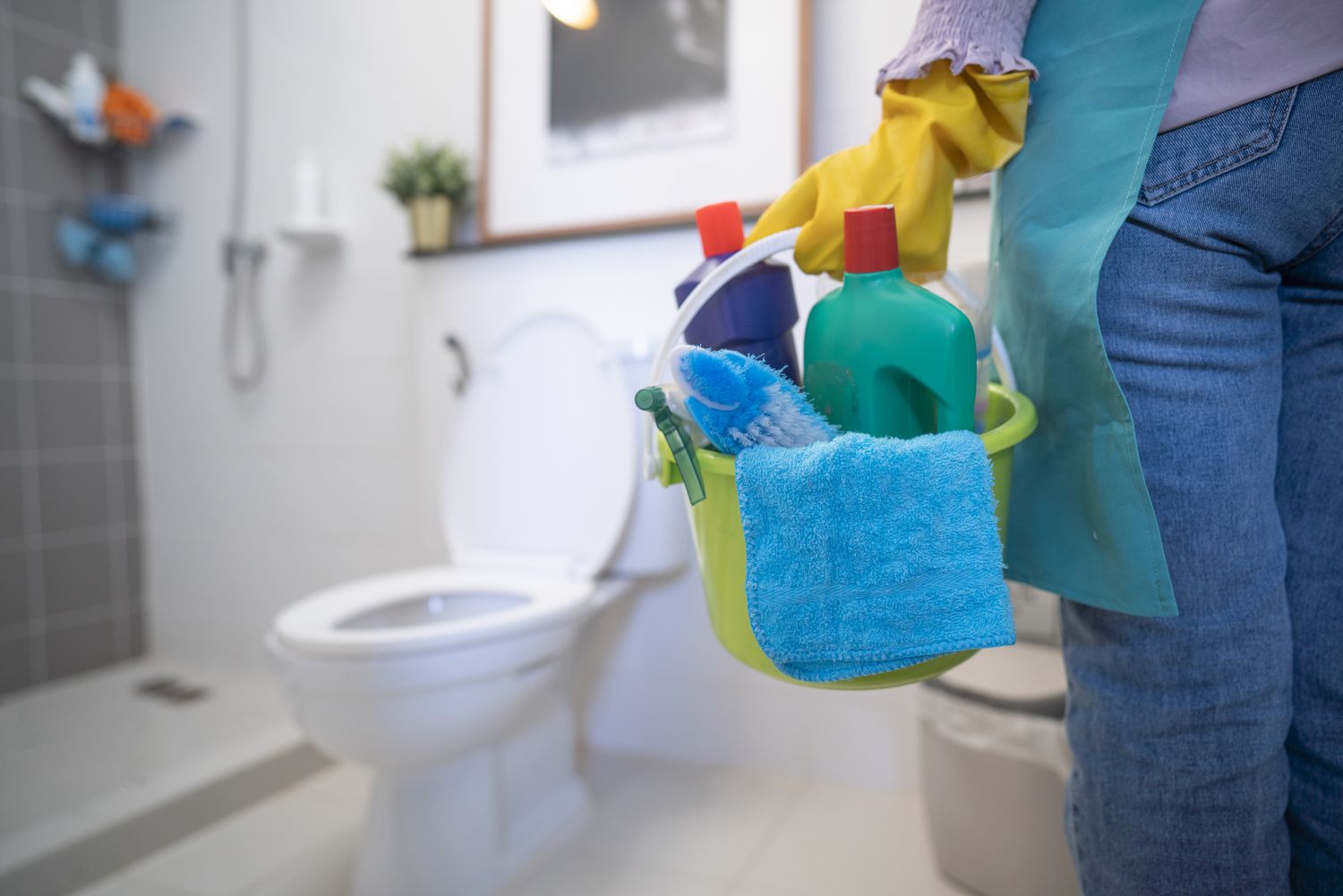 Vì sao nhiều người đổ muối vào bồn cầu trước khi đi ngủ? Sáng hôm sau mới thấy công dụng- Ảnh 2.