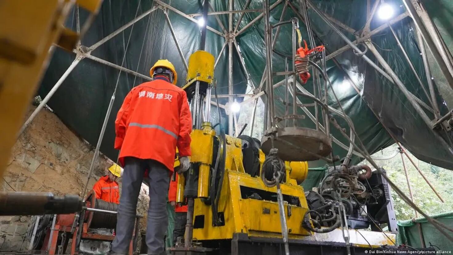 Phát hiện Trung Quốc đang vận hành tháp khoan hơn 30m, đào tìm dưới lòng đất thứ cả thế giới khao khát - Ảnh 1.