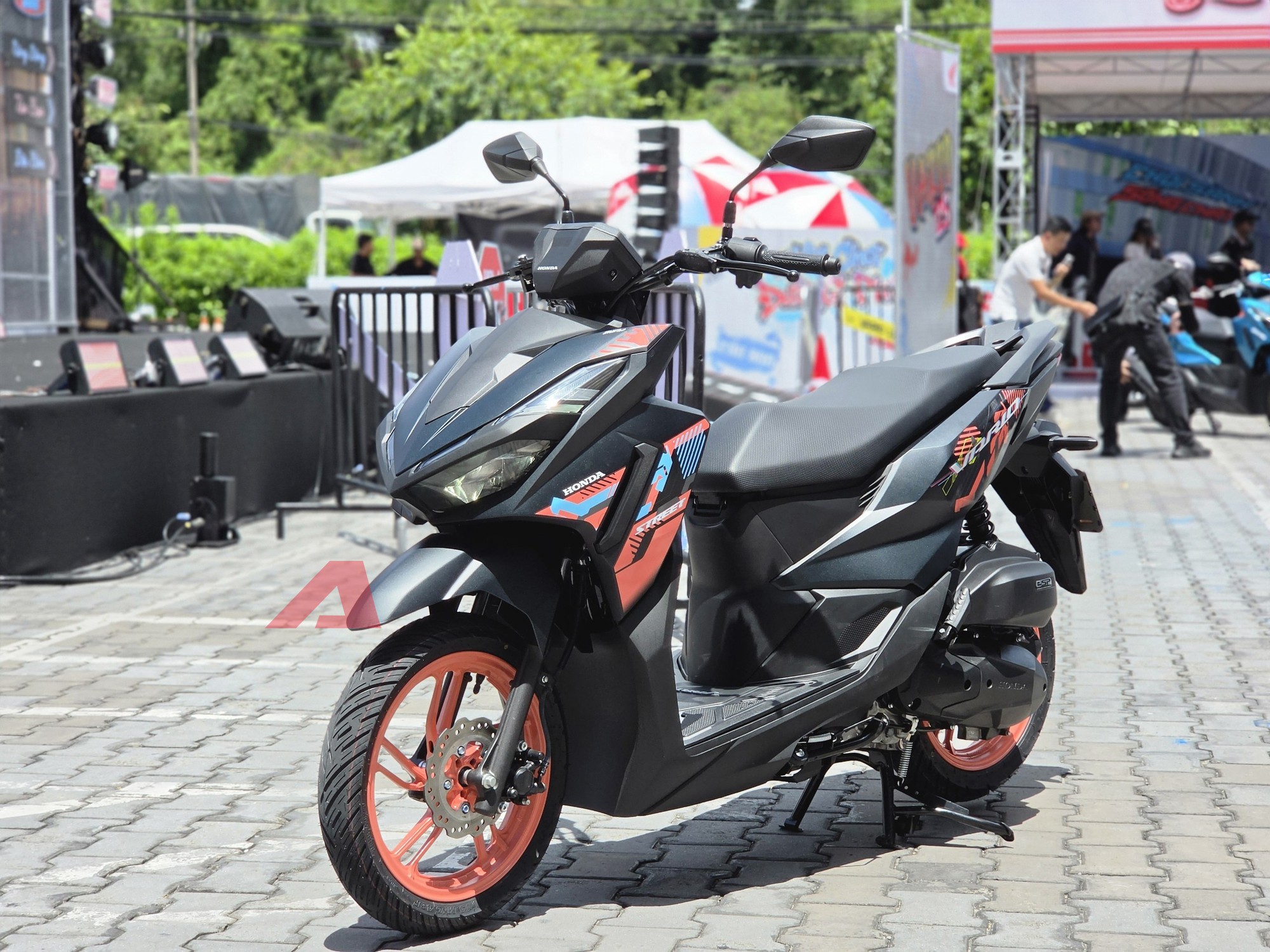 Honda Vario 2027 chốt giá từ 42,7 triệu đồng: Thêm bản ghi-đông trần như mô tô, nhập khẩu Indonesia đúng ý dân chơi Việt, sẵn xe giao trong vài ngày nữa - Ảnh 1.