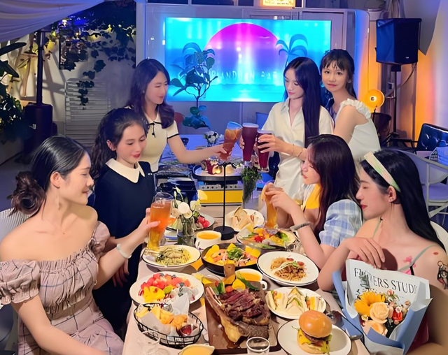 Vừa rời t&ograve;a &aacute;n sau khi nhận quyết định ly h&ocirc;n, t&ocirc;i được người bạn gửi cho một đoạn video, thấy mặt vợ cũ trong đ&oacute; m&agrave; t&ocirc;i cho&aacute;ng- Ảnh 1.