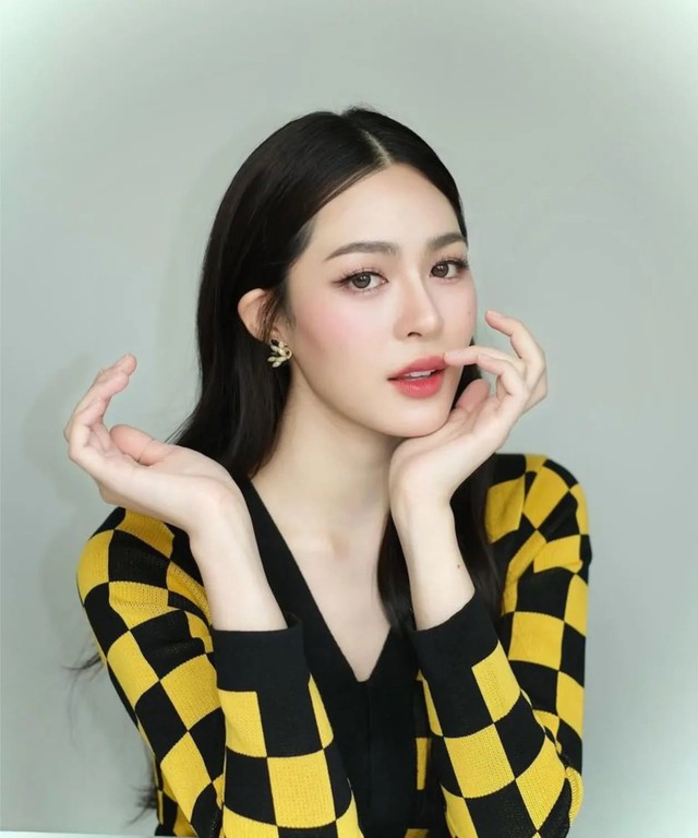 Mỹ nhân 9x trở thành "người phụ nữ đẹp nhất thế giới năm 2026", nhan sắc thế nào mà lấn át cả Địch Lệ Nhiệt Ba? - Ảnh 2.