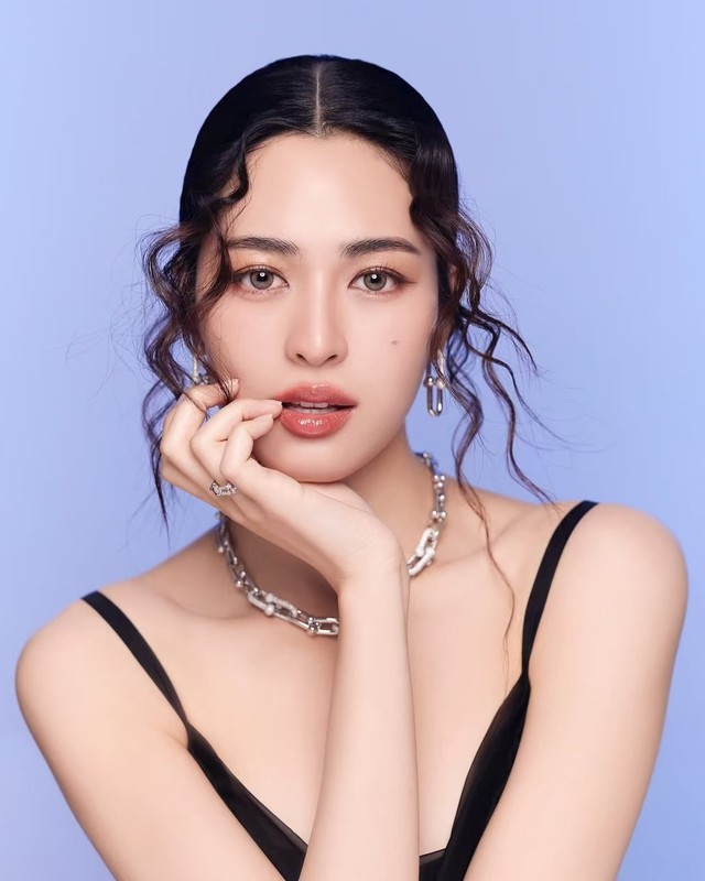 Mỹ nhân 9x trở thành "người phụ nữ đẹp nhất thế giới năm 2026", nhan sắc thế nào mà lấn át cả Địch Lệ Nhiệt Ba? - Ảnh 4.