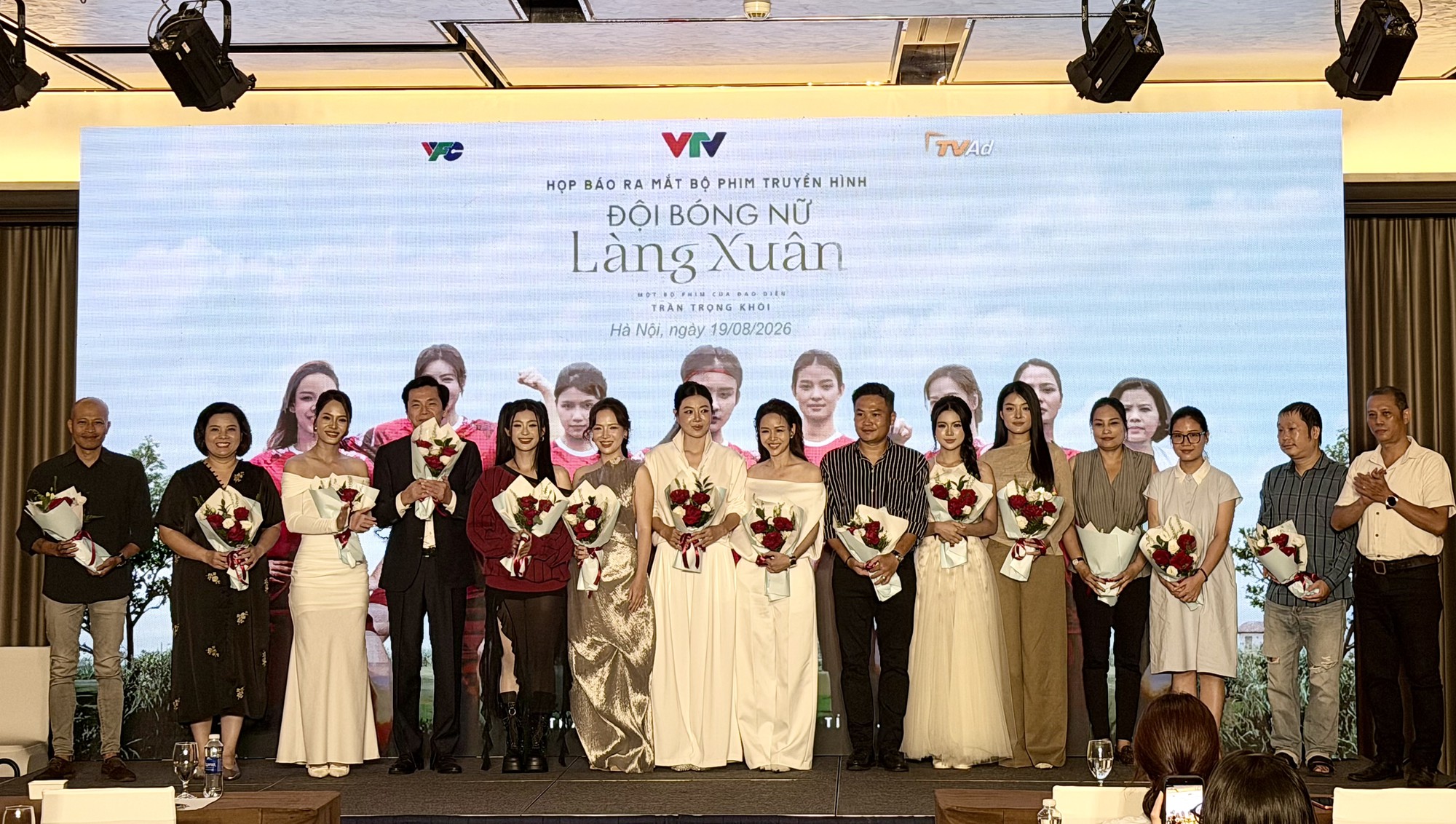 Thanh Hương, Đan Lê đá bóng trong phim giờ vàng VTV - Ảnh 1.