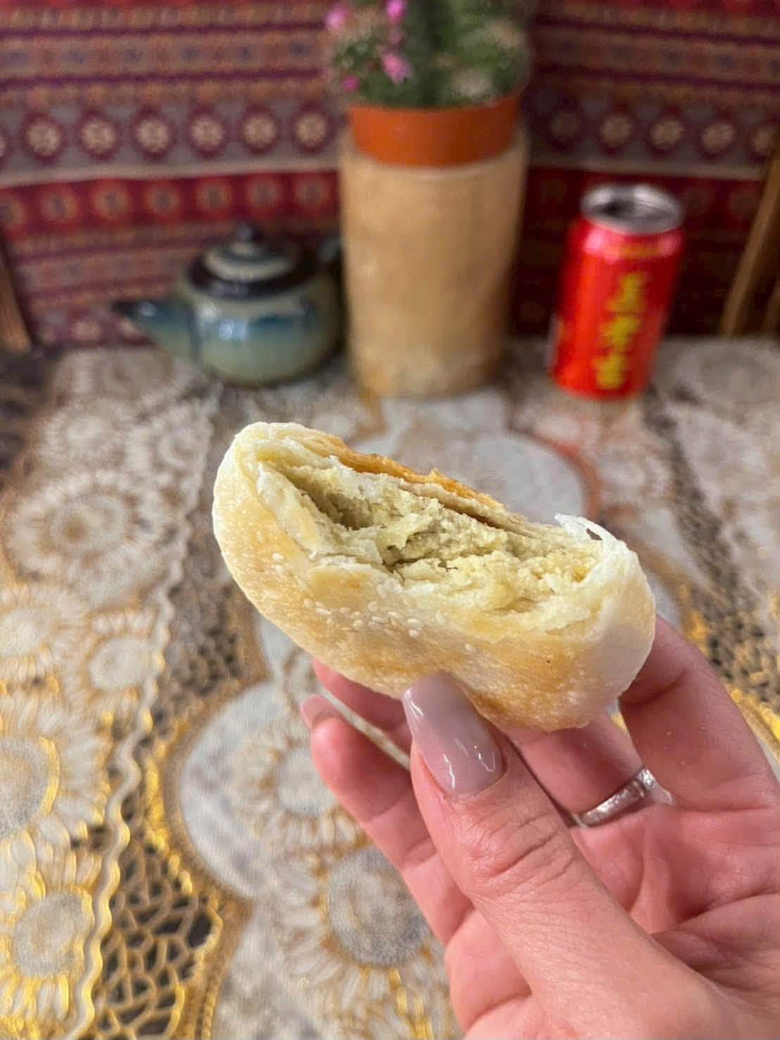 Cắn miếng bánh hạt dẻ chồng mang về từ chuyến công tác, tôi cười nhạt nhìn lại hôn nhân 10 năm- Ảnh 1.