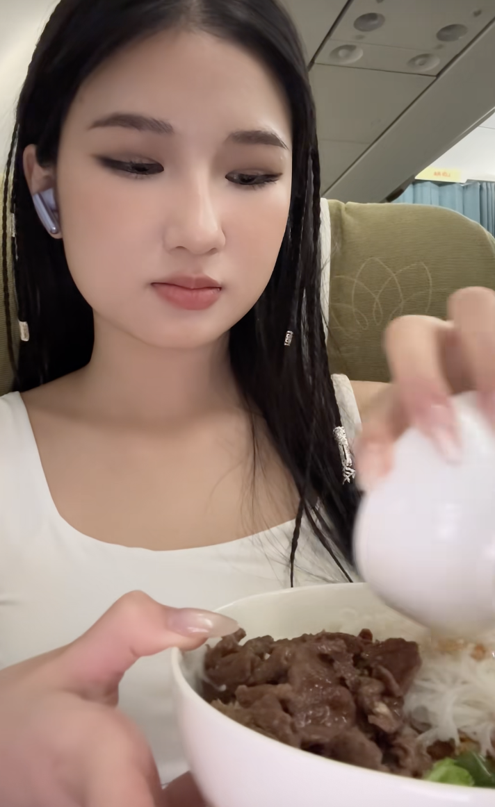 Chi tiêu của Nàng Mơ khi chuyển từ Hà Nội vào TP.HCM: Bay hạng thương gia 17-18 triệu/ chiều vì thấy đáng tiền, nấu cơm nhà và tư duy tích luỹ hiếm có - Ảnh 2.
