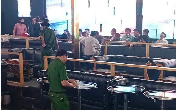 C&ocirc;ng an x&aacute;c định danh t&iacute;nh kẻ xăm trổ h&agrave;nh hung đ&ocirc;i nam nữ giữa đường ở H&agrave; Nội - Ảnh 2.