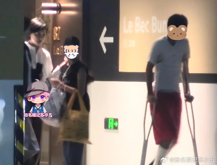 Đang nóng clip cặp đôi vàng số 1 showbiz cãi nhau to ở TTTM trước mặt 2 con, đùng đùng lên xe bỏ về không thèm nhìn mặt nhau- Ảnh 1.