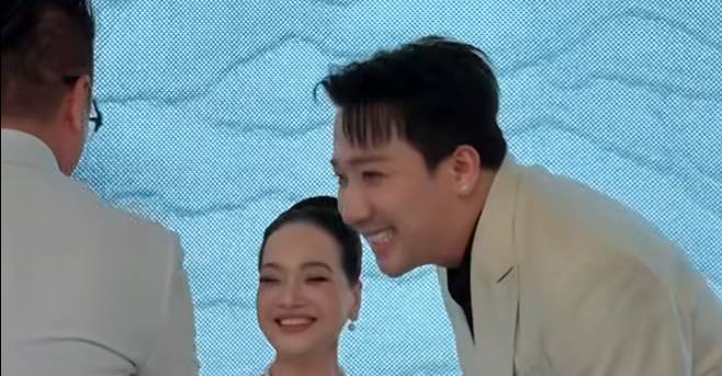 "&Ocirc;ng ho&agrave;ng nhạc Việt" xuất hiện, Trấn Th&agrave;nh đứng bật dậy, c&uacute;i người ch&agrave;o lễ ph&eacute;p - Ảnh 1.