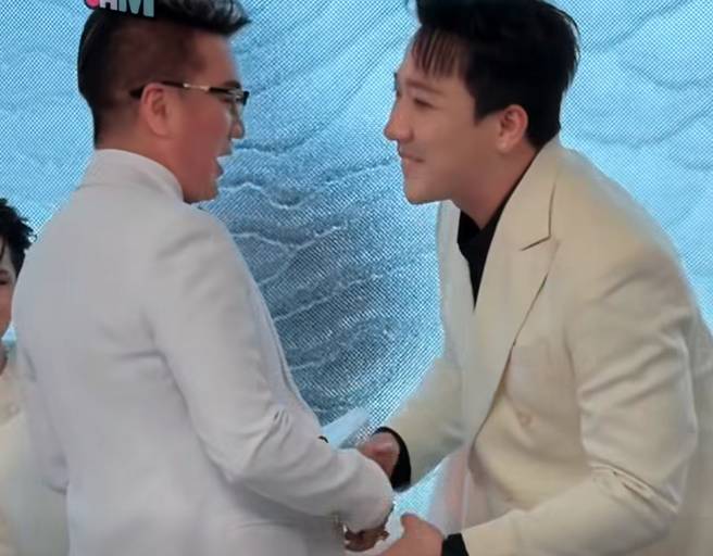 "&Ocirc;ng ho&agrave;ng nhạc Việt" xuất hiện, Trấn Th&agrave;nh đứng bật dậy, c&uacute;i người ch&agrave;o lễ ph&eacute;p - Ảnh 2.