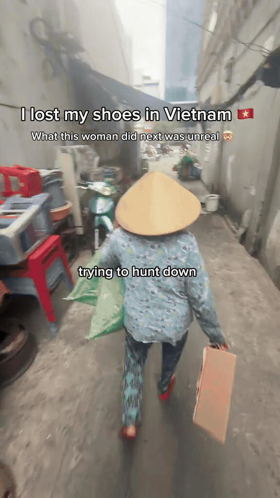 Kh&aacute;ch T&acirc;y được c&ocirc; nhặt ve chai gi&uacute;p t&igrave;m lại đ&ocirc;i gi&agrave;y bị bỏ qu&ecirc;n - Ảnh 1.