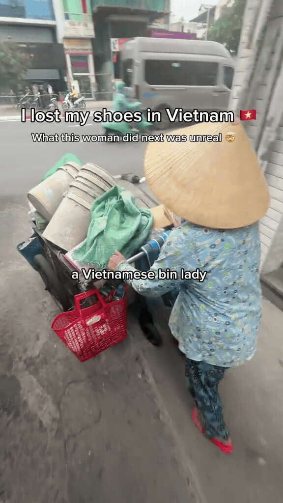 Kh&aacute;ch T&acirc;y được c&ocirc; nhặt ve chai gi&uacute;p t&igrave;m lại đ&ocirc;i gi&agrave;y bị bỏ qu&ecirc;n - Ảnh 2.