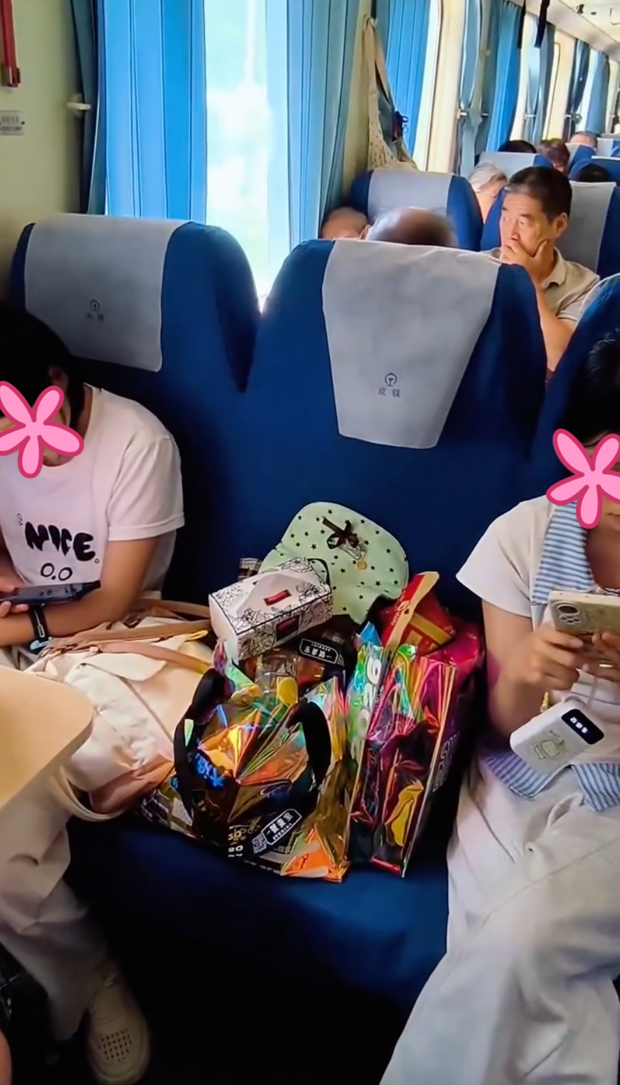Hai c&ocirc; g&aacute;i từ chối nhường chỗ tr&ecirc;n t&agrave;u g&acirc;y tranh c&atilde;i mạng x&atilde; hội - Ảnh 1.