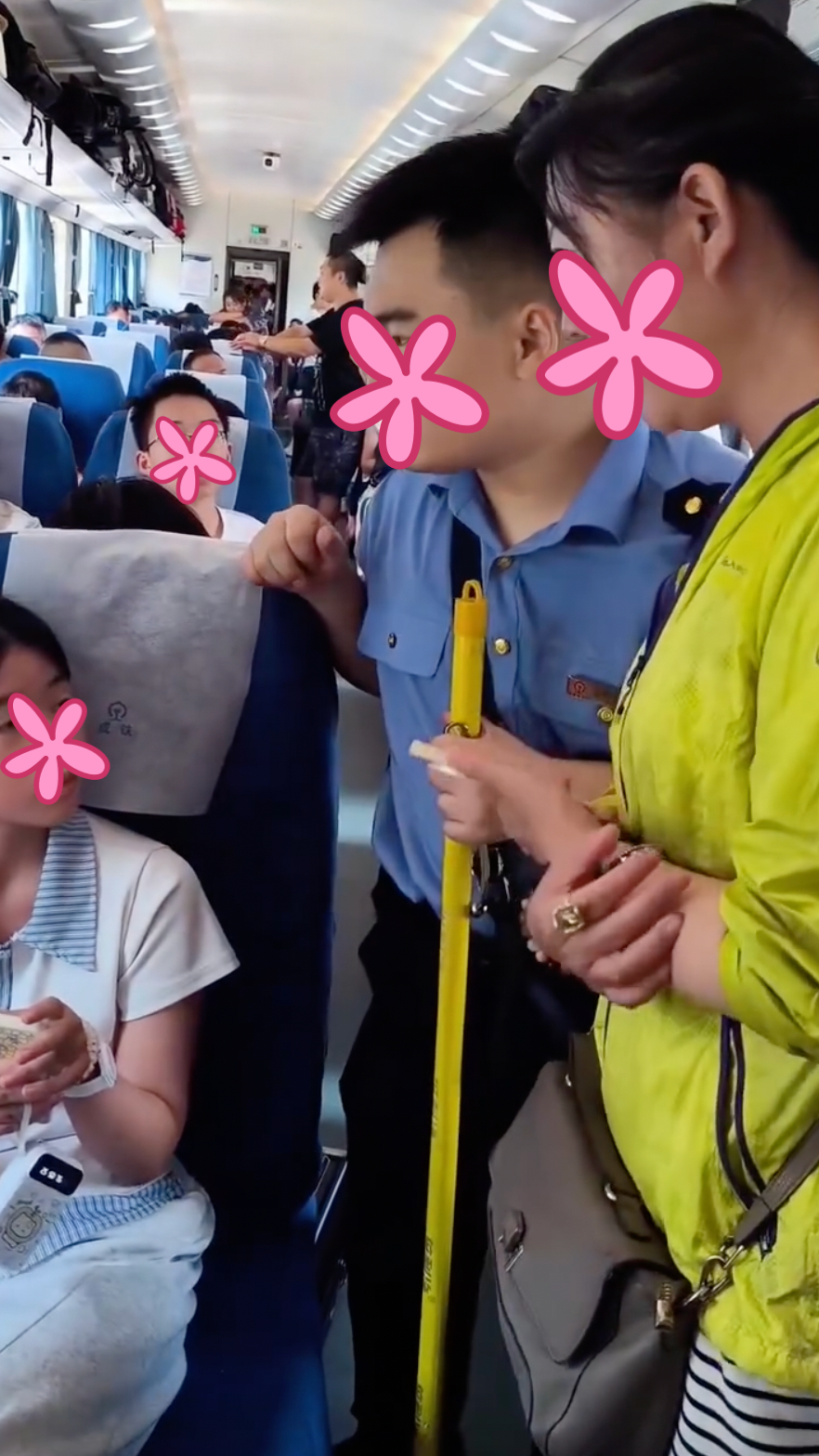 Hai c&ocirc; g&aacute;i từ chối nhường chỗ tr&ecirc;n t&agrave;u g&acirc;y tranh c&atilde;i mạng x&atilde; hội - Ảnh 2.