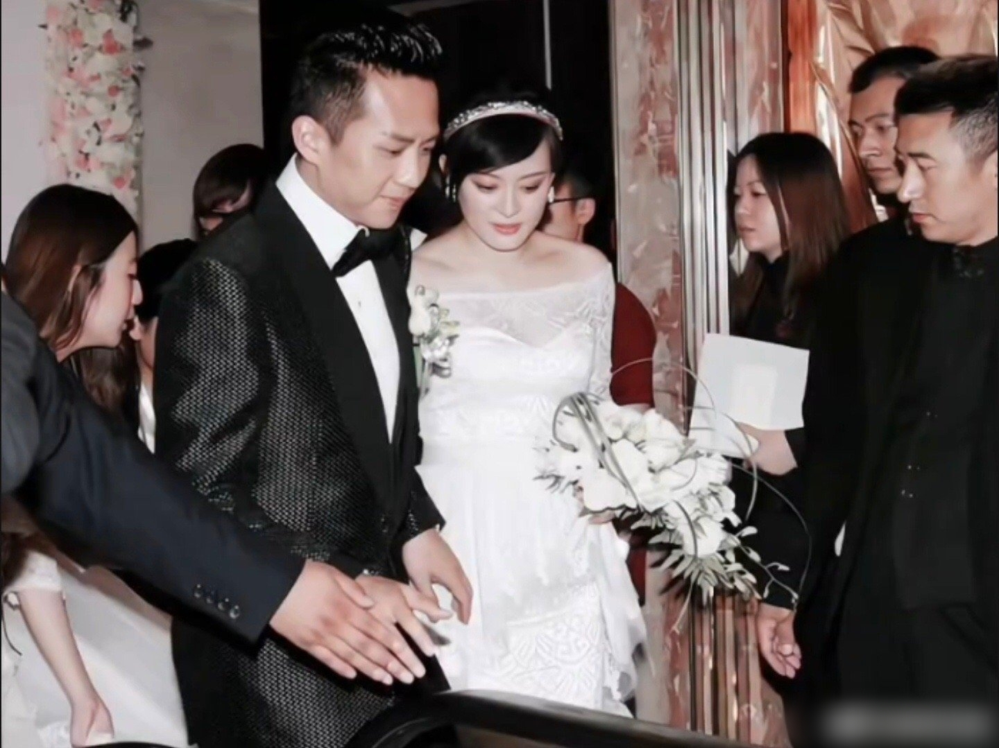 Đang nóng clip cặp đôi vàng số 1 showbiz cãi nhau to ở TTTM trước mặt 2 con, đùng đùng lên xe bỏ về không thèm nhìn mặt nhau- Ảnh 6.