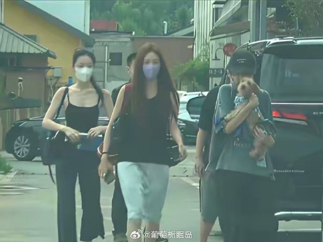 "Bắt gọn" chị đẹp 9X v&agrave; con của Diva h&agrave;ng đầu showbiz th&acirc;n thiết giữa phố, mối quan hệ 3 năm ai cũng t&ograve; m&ograve;- Ảnh 1.