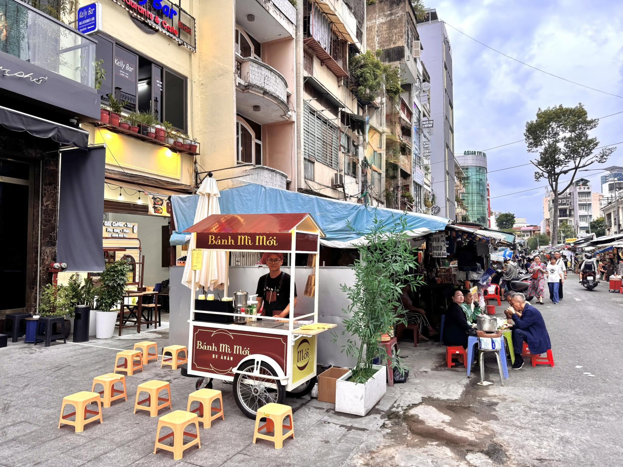 Kh&aacute;ch T&acirc;y b&igrave;nh chọn b&aacute;nh m&igrave; đắt nhất Việt Nam - Ảnh 1.