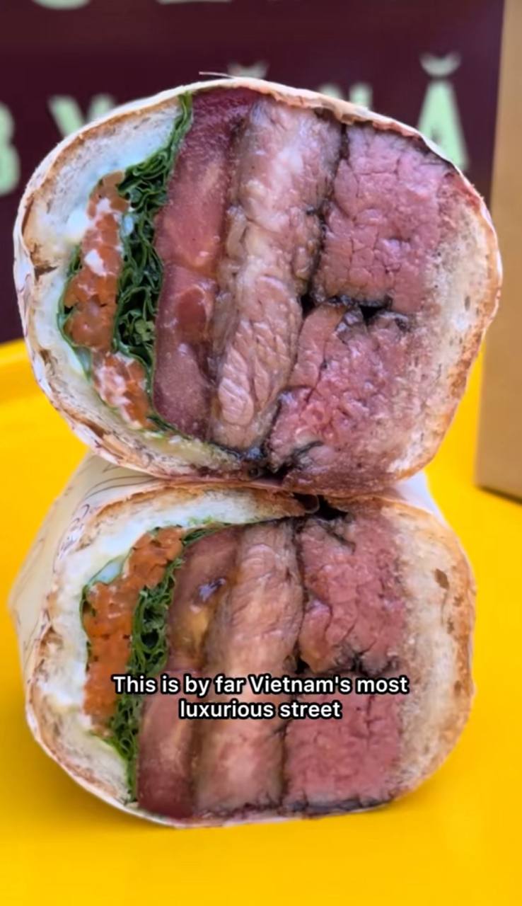 Kh&aacute;ch T&acirc;y b&igrave;nh chọn b&aacute;nh m&igrave; đắt nhất Việt Nam - Ảnh 2.