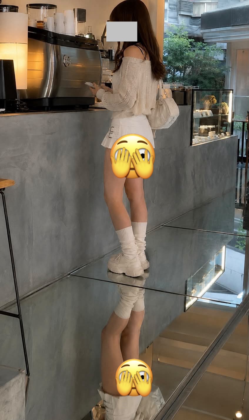 Mặc váy ngắn đi cà phê nhưng gặp sàn nhà bằng gương, cô gái tạo nên tranh cãi - Ảnh 1.