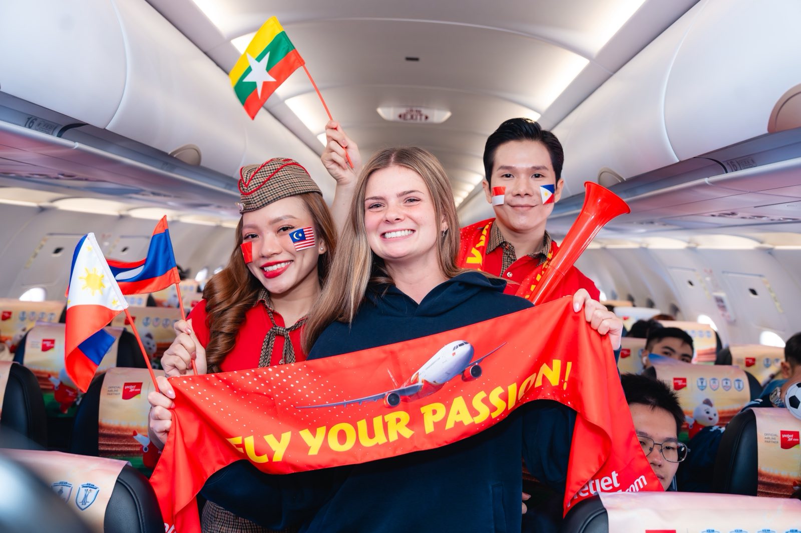 Sẵn sàng lên đường, hòa mình vào trận cầu quyết định ngôi vương ASEAN Cup - Ảnh 1. Sẵn sàng lên đường, hòa mình vào trận cầu quyết định ngôi vương ASEAN Cup - Ảnh 1.