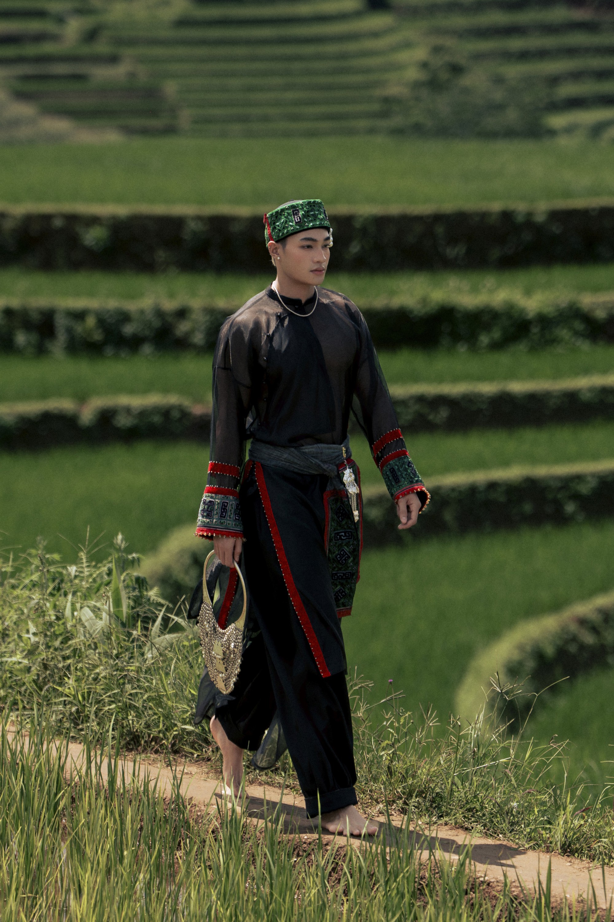 Cao Minh Tiến đưa Thu Quỳnh, Minh Cúc lên Mù Cang Chải trình diễn thời trang - Ảnh 6.