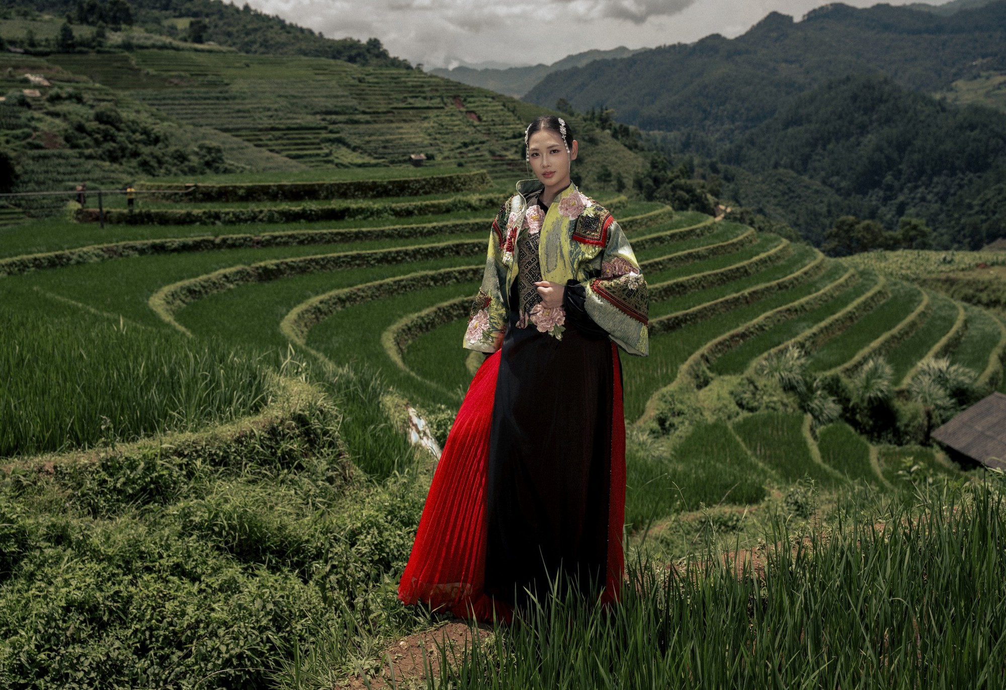 Cao Minh Tiến đưa Thu Quỳnh, Minh Cúc lên Mù Cang Chải trình diễn thời trang - Ảnh 8.