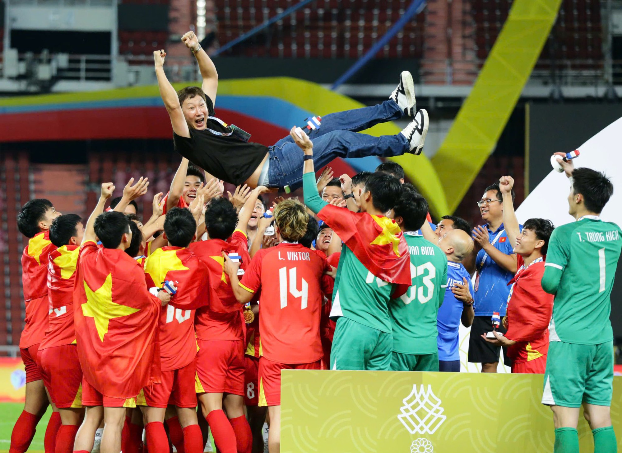 Thái Lan chọn Rajamangala làm sân nhà, nhưng đó lại là "đất lành" của HLV Kim Sang-sik - Ảnh 2. Thái Lan chọn Rajamangala làm sân nhà, nhưng đó lại là "đất lành" của HLV Kim Sang-sik - Ảnh 2.