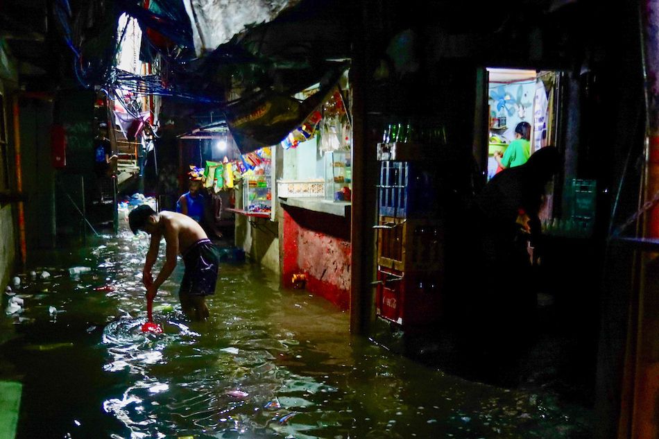 Nước lũ tràn vào xe buýt ở Philippines giữa mưa lớn năm 2026 - Ảnh 1. Nước lũ tràn vào xe buýt ở Philippines giữa mưa lớn năm 2026 - Ảnh 1.