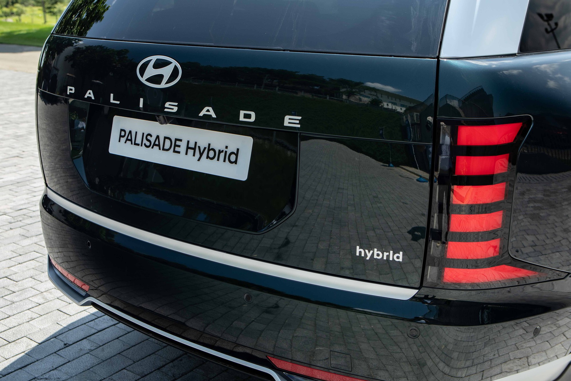 Xe hybrid ở Việt Nam: 'Ăn xăng như ngửi' th&igrave; hỏi Toyota, cảm gi&aacute;c l&aacute;i hay th&igrave; biết hỏi ai? - Ảnh 1.