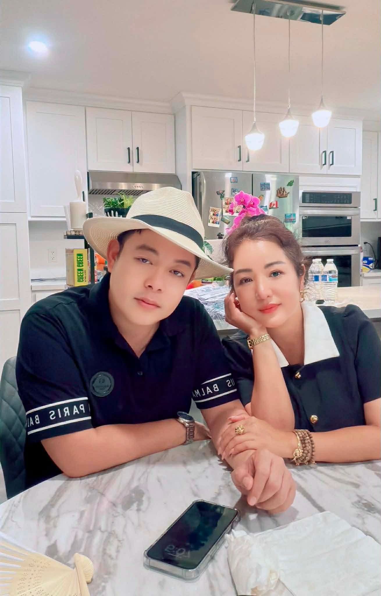 "Xong tang lễ, Quang L&ecirc; mềm yếu v&agrave; kh&oacute;c như trẻ con thiếu mẹ"- Ảnh 2.