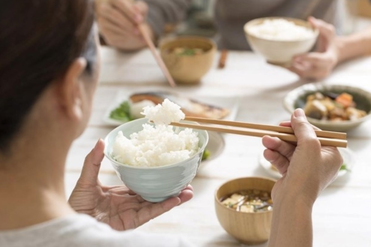 5 thói quen khi ngồi ăn cơm cần bỏ ngay để tránh hại sức khỏe- Ảnh 1.