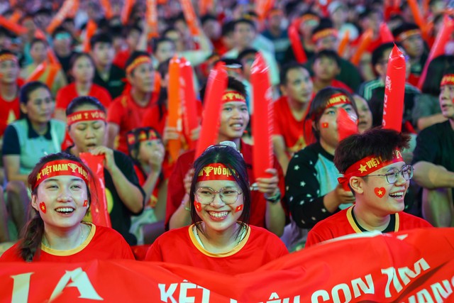 Quá đã: Quang Hải, Hai Long khiến cổ động viên Việt Nam hài lòng! - Ảnh 7.