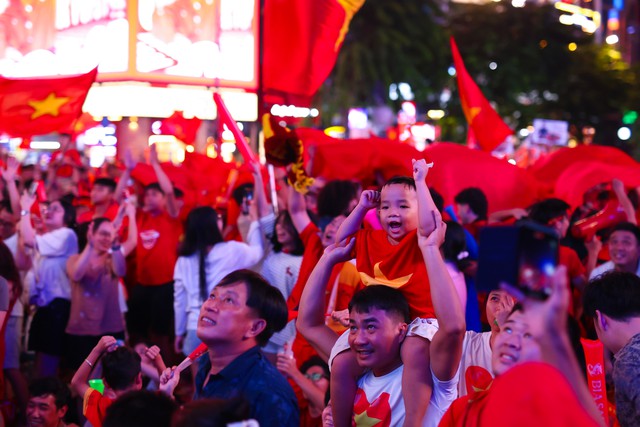 Quá đã: Quang Hải, Hai Long khiến cổ động viên Việt Nam hài lòng! - Ảnh 12.