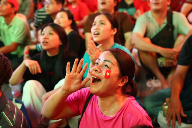 Quá đã: Quang Hải, Hai Long khiến cổ động viên Việt Nam hài lòng! - Ảnh 13.