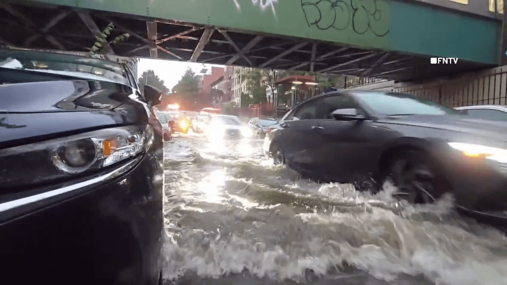 New York ngập lụt sau mưa lớn: tài xế trèo lên nóc xe tránh nước - Ảnh 1. New York ngập lụt sau mưa lớn: tài xế trèo lên nóc xe tránh nước - Ảnh 1.
