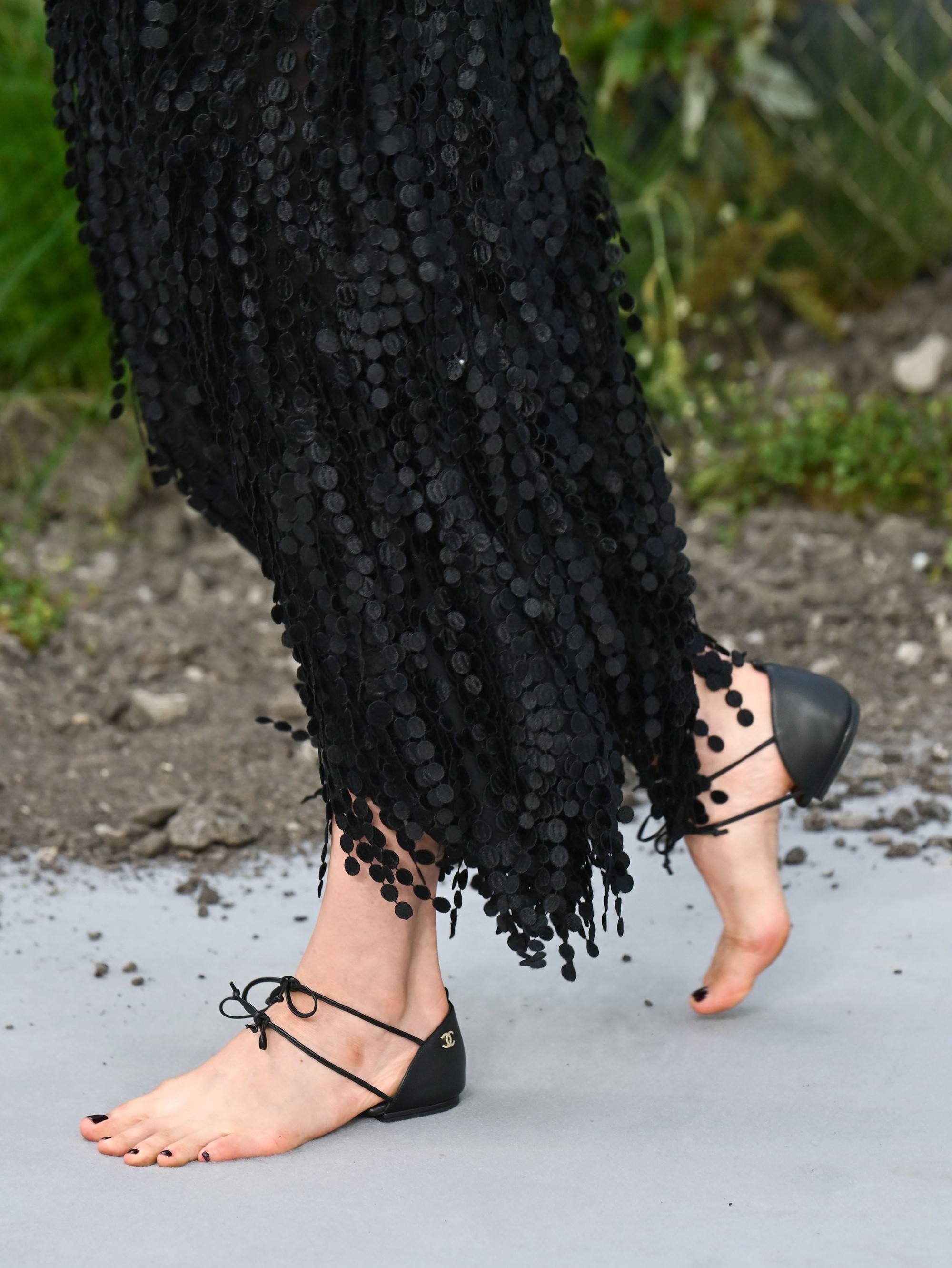 Minh tinh lộ ch&acirc;n bẩn tr&ecirc;n thảm đỏ v&igrave; đi nửa đ&ocirc;i d&eacute;p 30 triệu của Chanel- Ảnh 5.