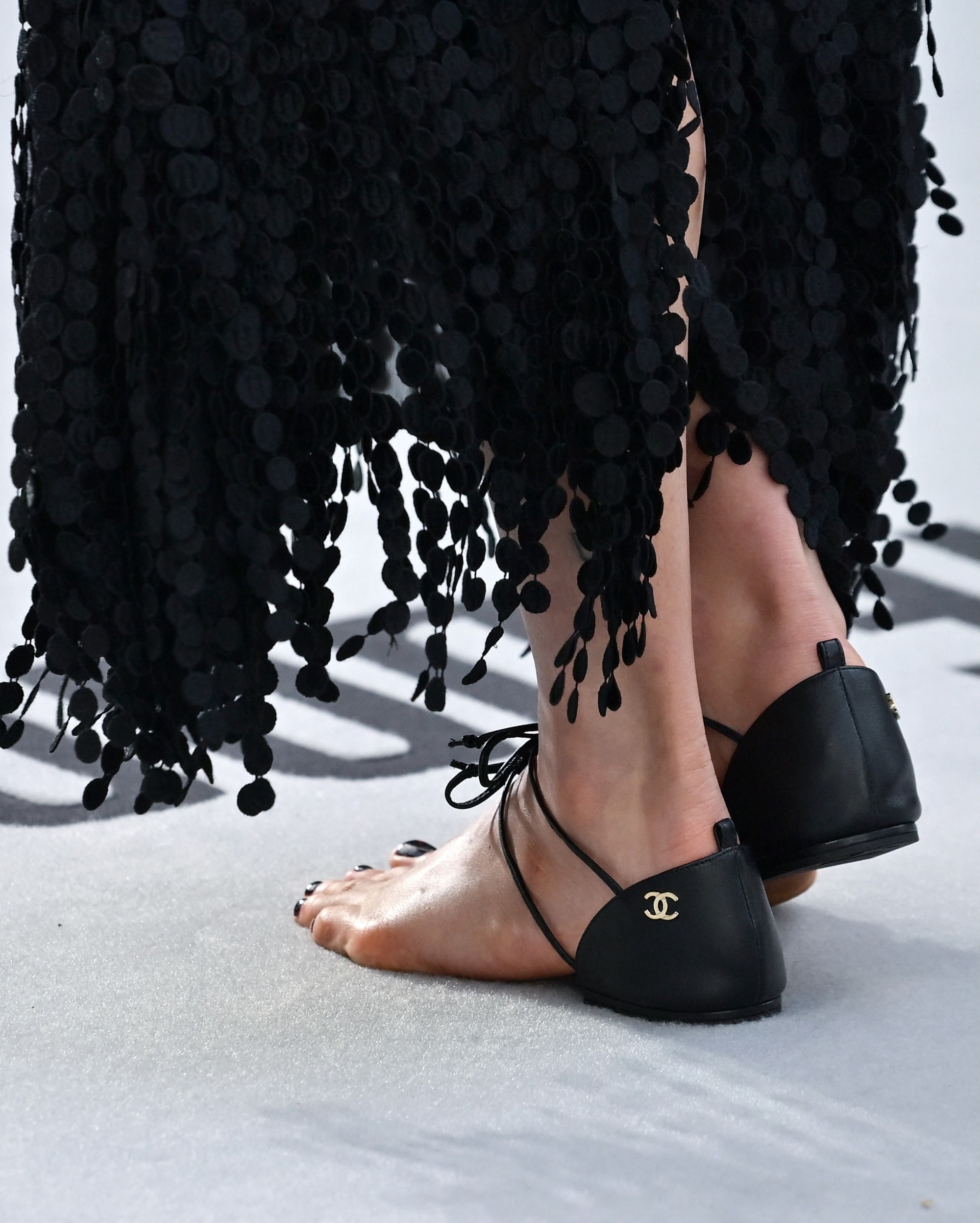 Minh tinh lộ ch&acirc;n bẩn tr&ecirc;n thảm đỏ v&igrave; đi nửa đ&ocirc;i d&eacute;p 30 triệu của Chanel- Ảnh 6.