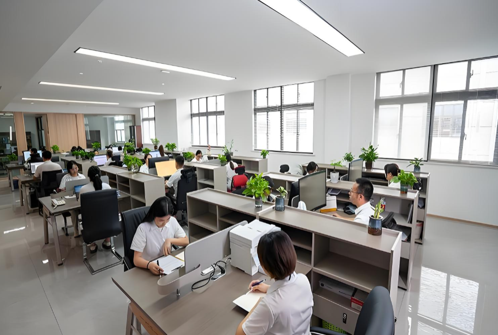 Tưởng chồng sẽ mừng vì tôi hòa nhập nhanh ở chỗ làm mới, nào ngờ nghe xong chuyện tôi kể, anh phán luôn: Nghỉ việc ngay! - Ảnh 1.