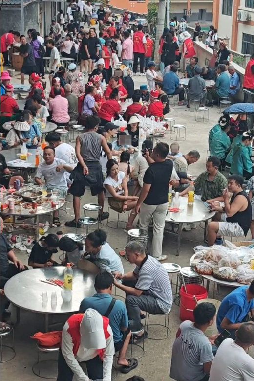 Bé trai tự kỷ mất tích 4 ngày, hàng trăm người tìm kiếm, vừa trở về gia đình đã có hành động không ai ngờ - Ảnh 3.