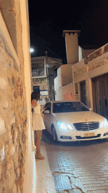 Chàng trai Mercedes nắm tay cô gái khiến dân mạng xôn xao - Ảnh 1. Chàng trai Mercedes nắm tay cô gái khiến dân mạng xôn xao - Ảnh 1.