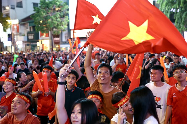 Quá đã: Quang Hải, Hai Long khiến cổ động viên Việt Nam hài lòng! - Ảnh 2.