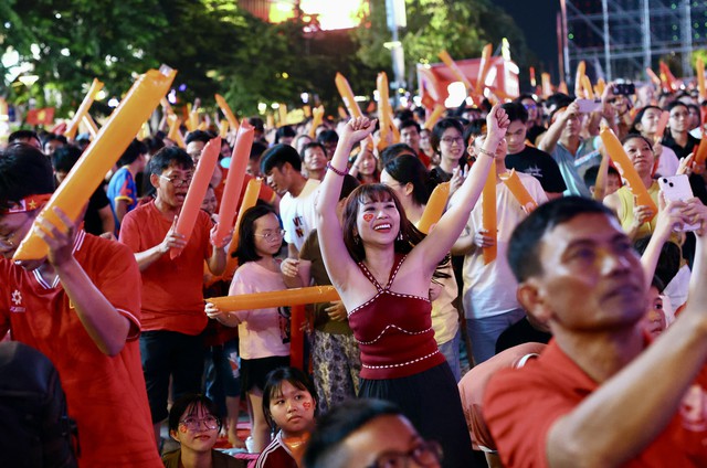 Quá đã: Quang Hải, Hai Long khiến cổ động viên Việt Nam hài lòng! - Ảnh 1.