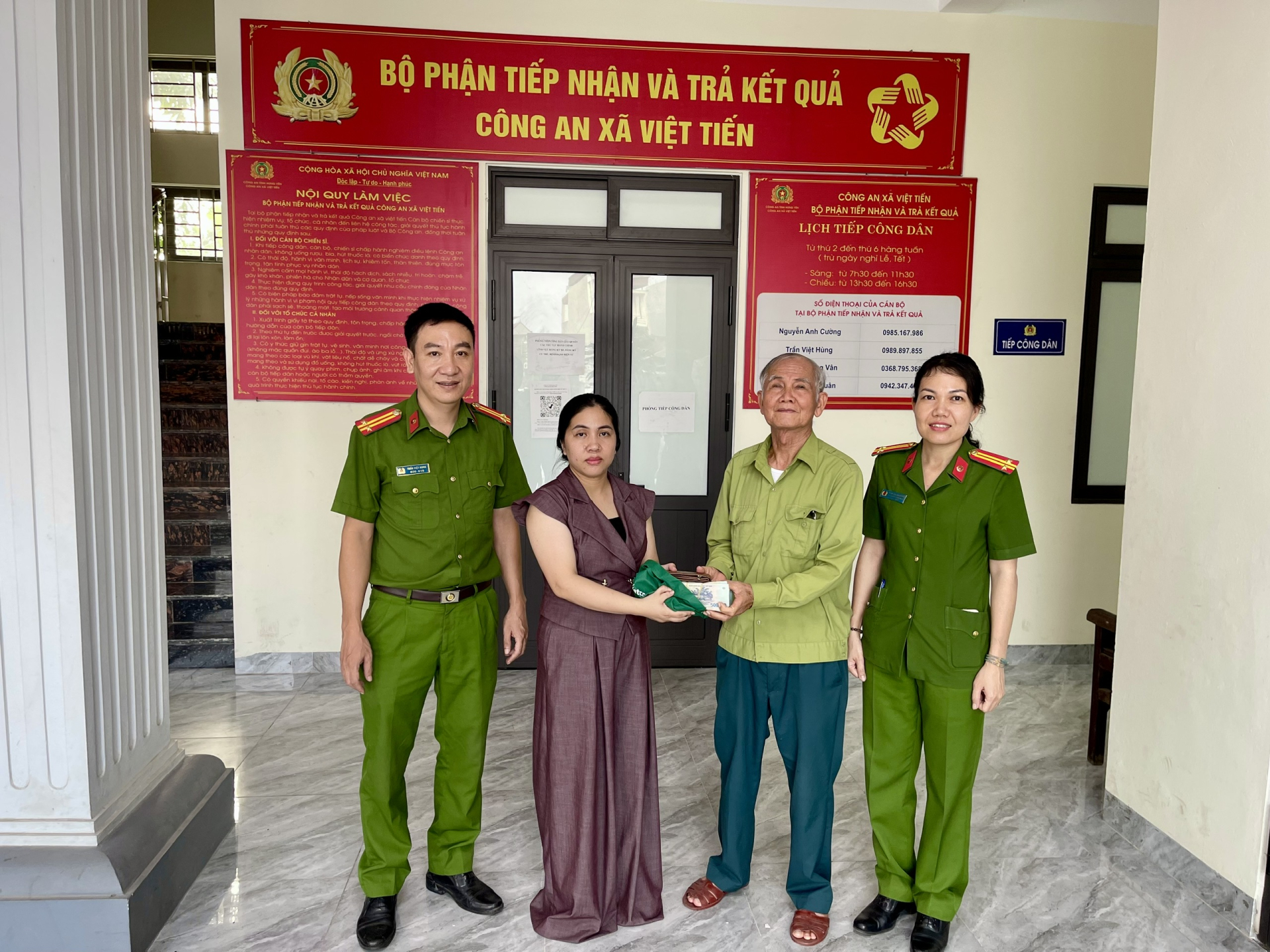 C&ocirc;ng an x&aacute;c minh 400.000.000 đồng tiền mặt nằm chơ vơ tr&ecirc;n đường - Ảnh 1.