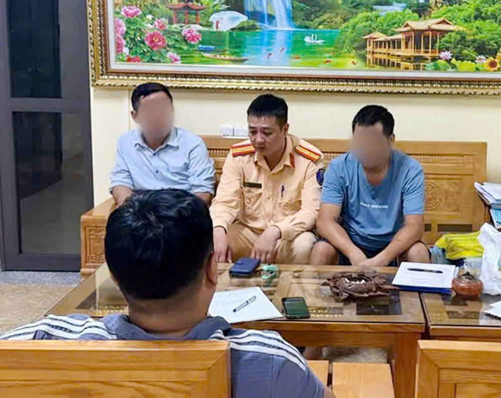 Kiểm tra xe taxi v&agrave; ph&aacute;t hiện h&agrave;nh kh&aacute;ch c&oacute; biểu hiện bất thường, C&ocirc;ng an ngay lập tức tiếp cận v&agrave; th&agrave;nh c&ocirc;ng ngăn chặn một vụ lừa đảo - Ảnh 1.